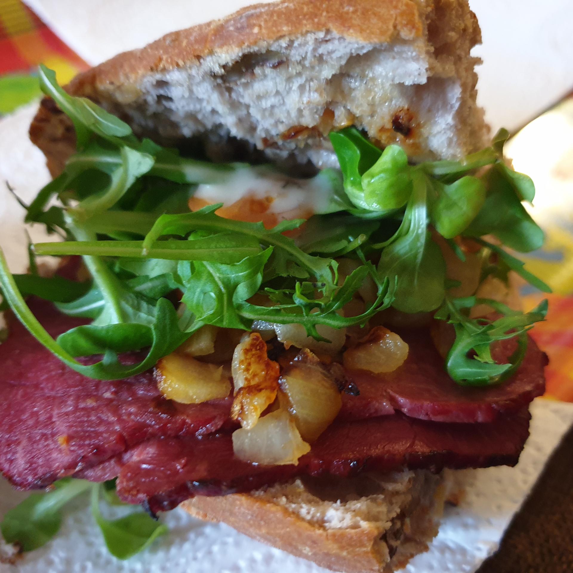 Recette de cuisine : Sandwich tranches de boeuf, salade